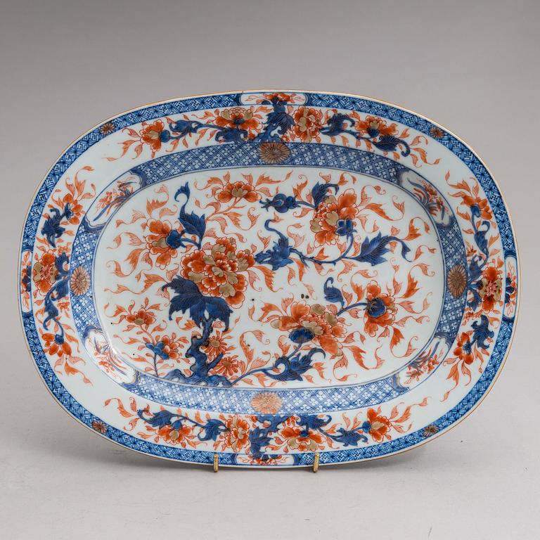 An imari dish, Qing dynasty, Qianlong (1736-95). Set in a frame.