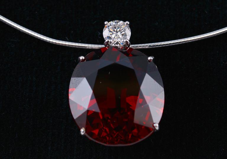 A NECKLACE, garnet c. 30 ct, brilliant cut diamond c. 0.52 ct. Weight 12 g.