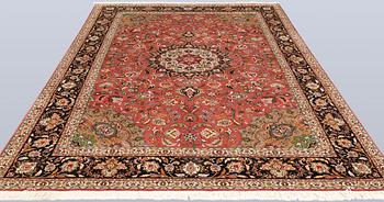 A part silk Tabriz carpet, approx. 50 Raj, 292 x 202 cm.