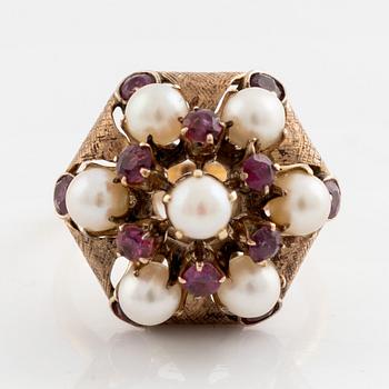 18K gold, cultured pearl and small ruby ring.