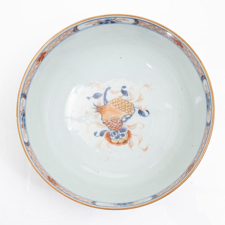 Mugg, bålskål samt fat, tre stycken, porslin. Qingdynastin, 1700-tal.