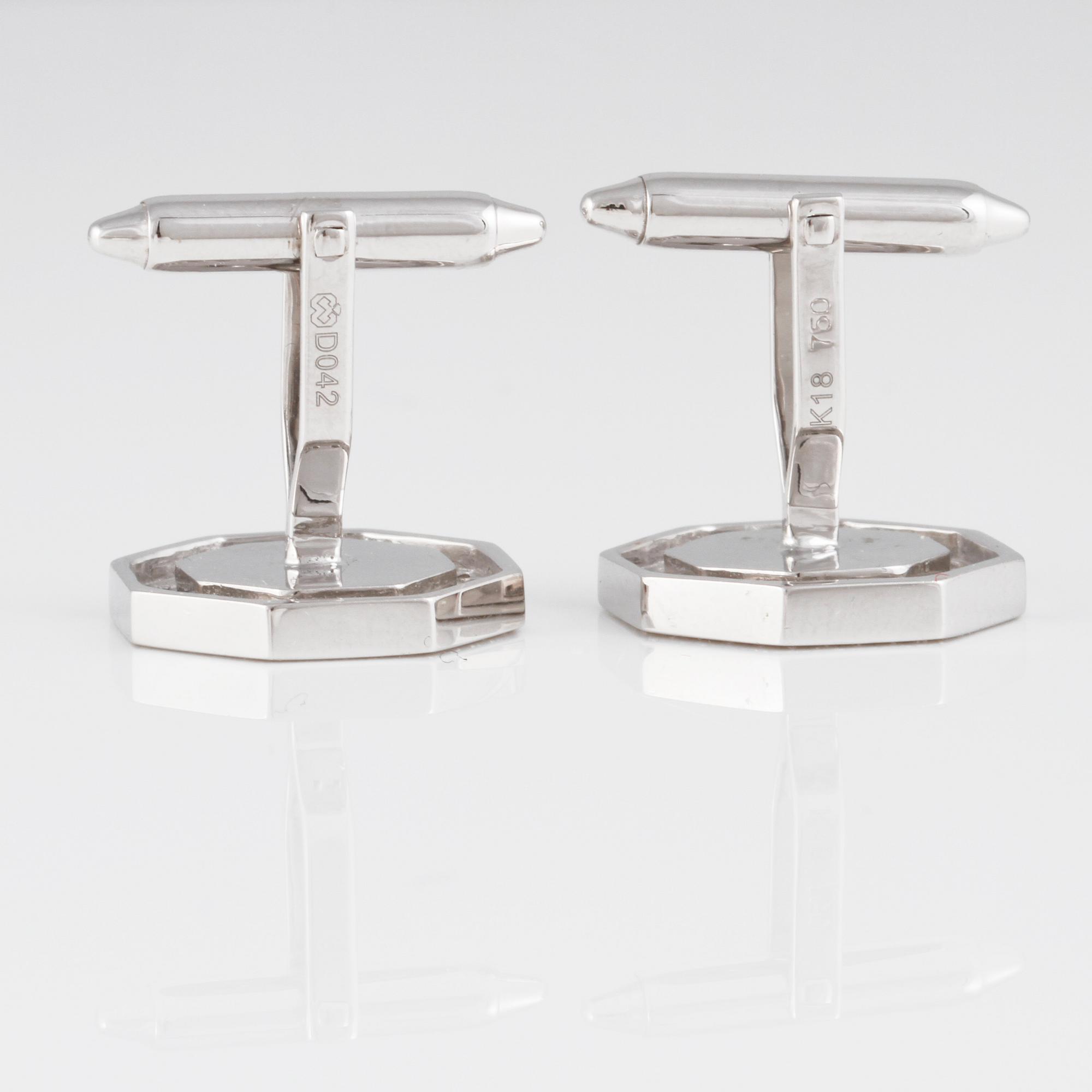 MANSCHETTKNAPPAR, 18K vitguld med briljantslipade diamanter 0.42 ct samt pärlemor. Vikt 8,5 gram.