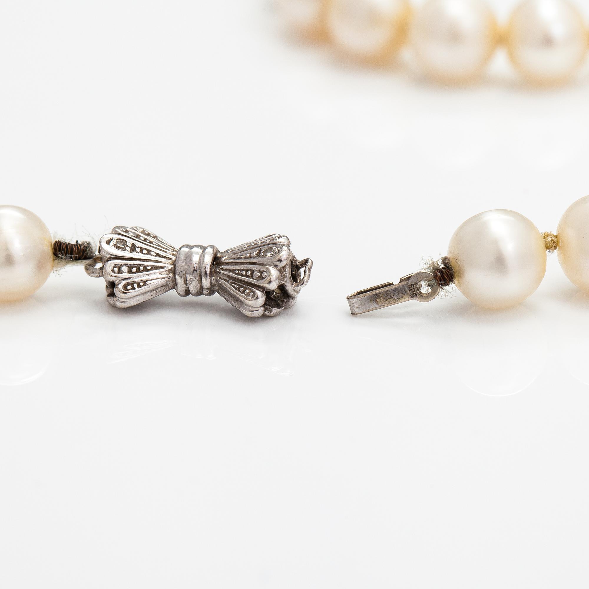 Pärlcollier, odlade pärlor, 14K vitguld, diamanter ca 0.01 ct tot.