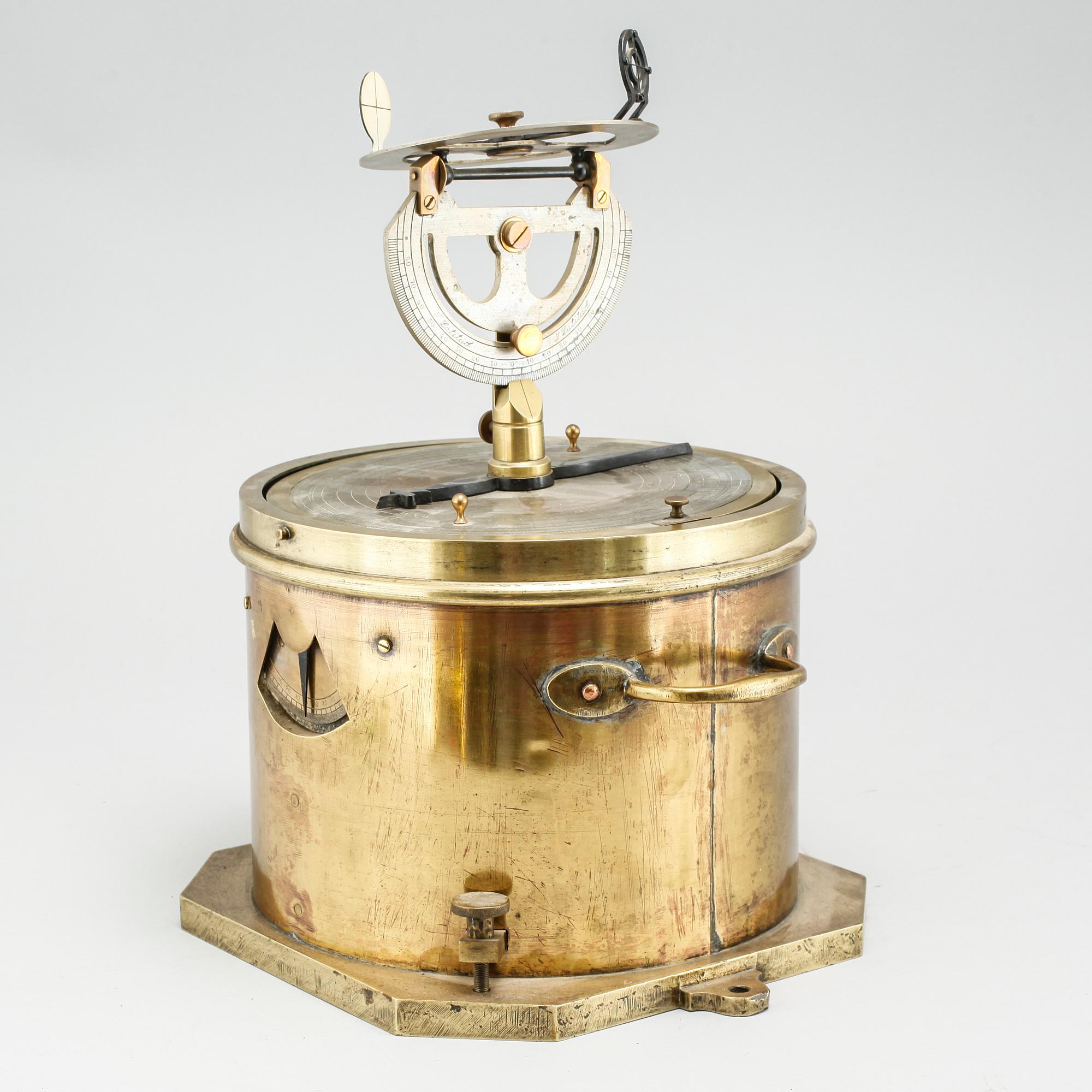A nautical instrument named "Navisazimut" from A Lindblad and FW Gleerup in Stockholm, made around 1900.