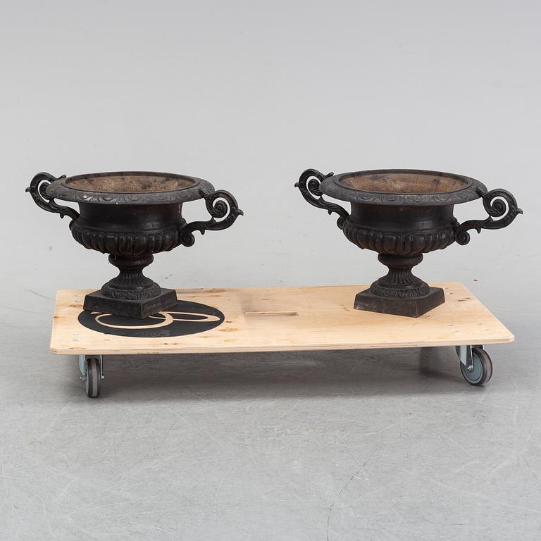 A pair of cast iron garden urns, 20/21th century.