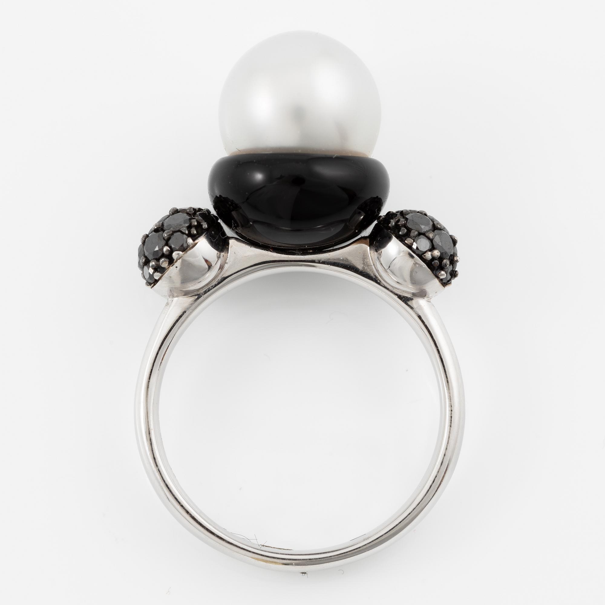 Ring 18K vitguld med en odlad Söderhavspärla och svarta diamanter och emalj, Autore.