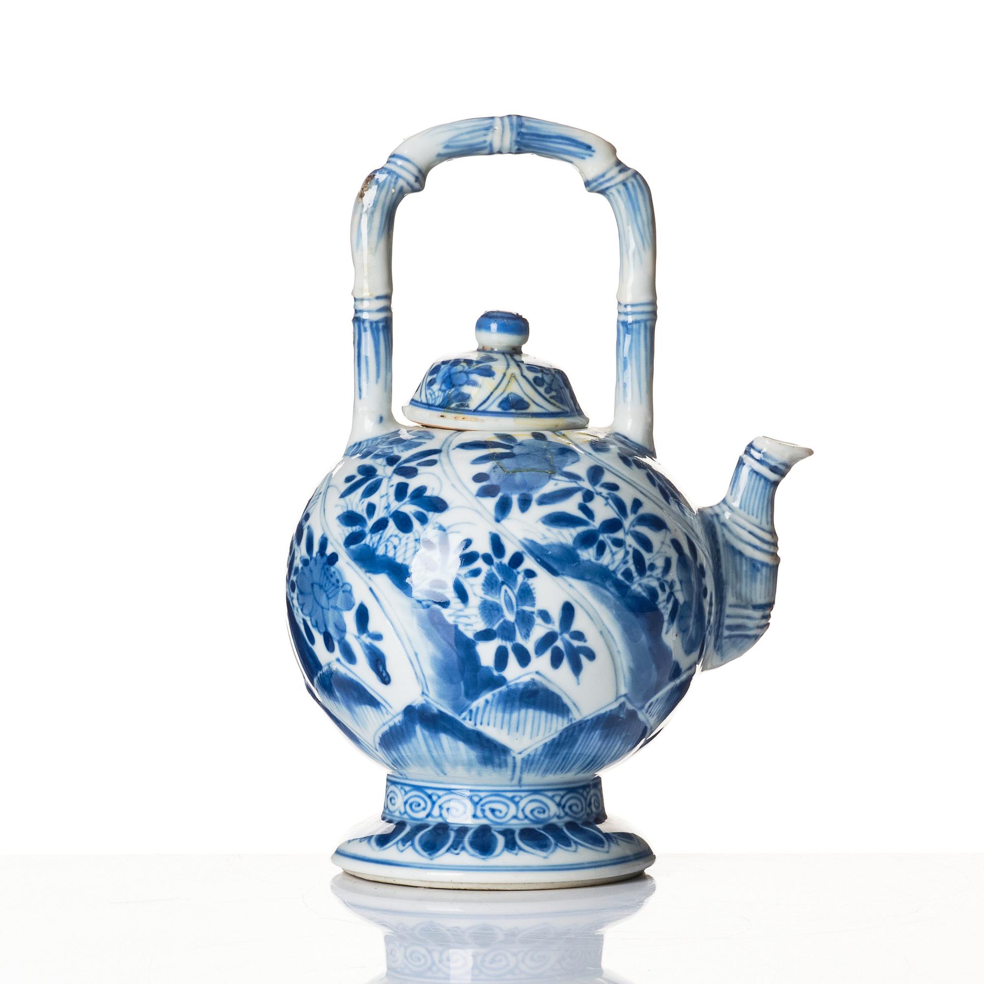 Kanna med lock, porslin. Qingdynastin, Kangxi (1662-1722).