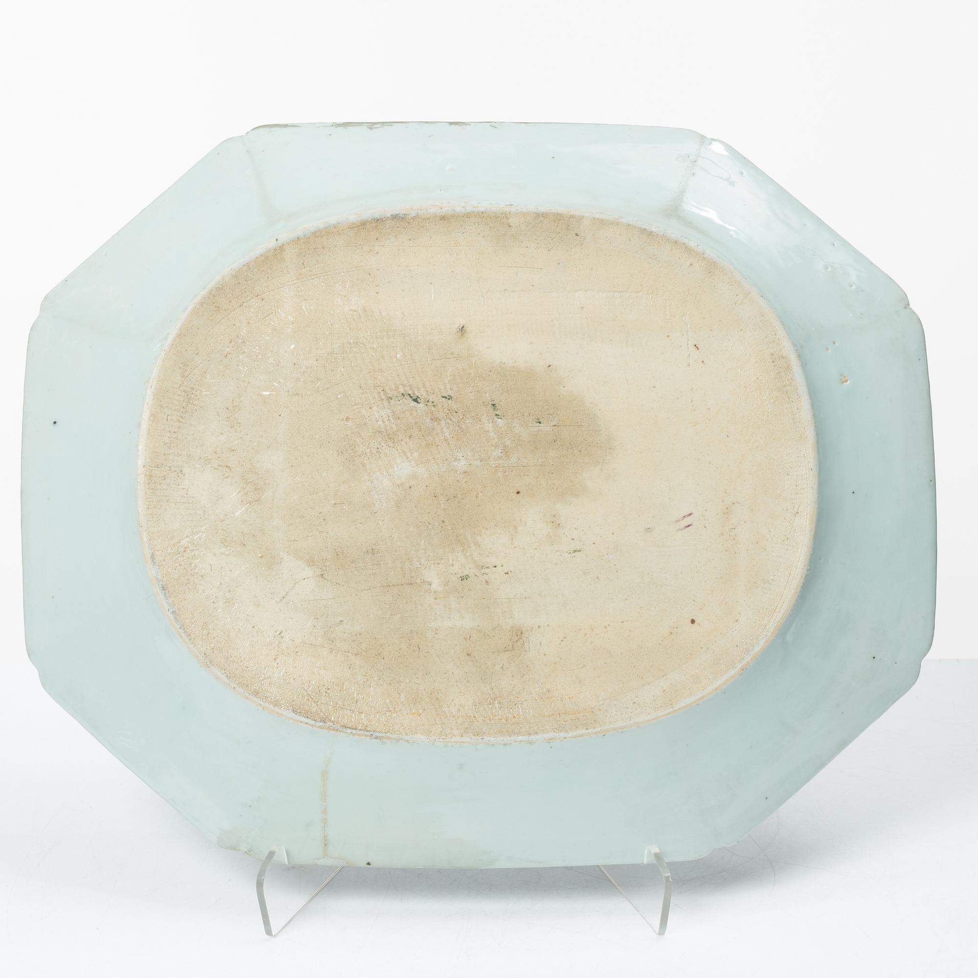 Stekfat samt tre tallrikar, kompaniporslin, Kina, Qingdynastin, 1700-tal.