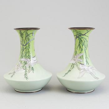 VASER, två stycken, cloisonne. Japan, Meiji (1867-1912).
