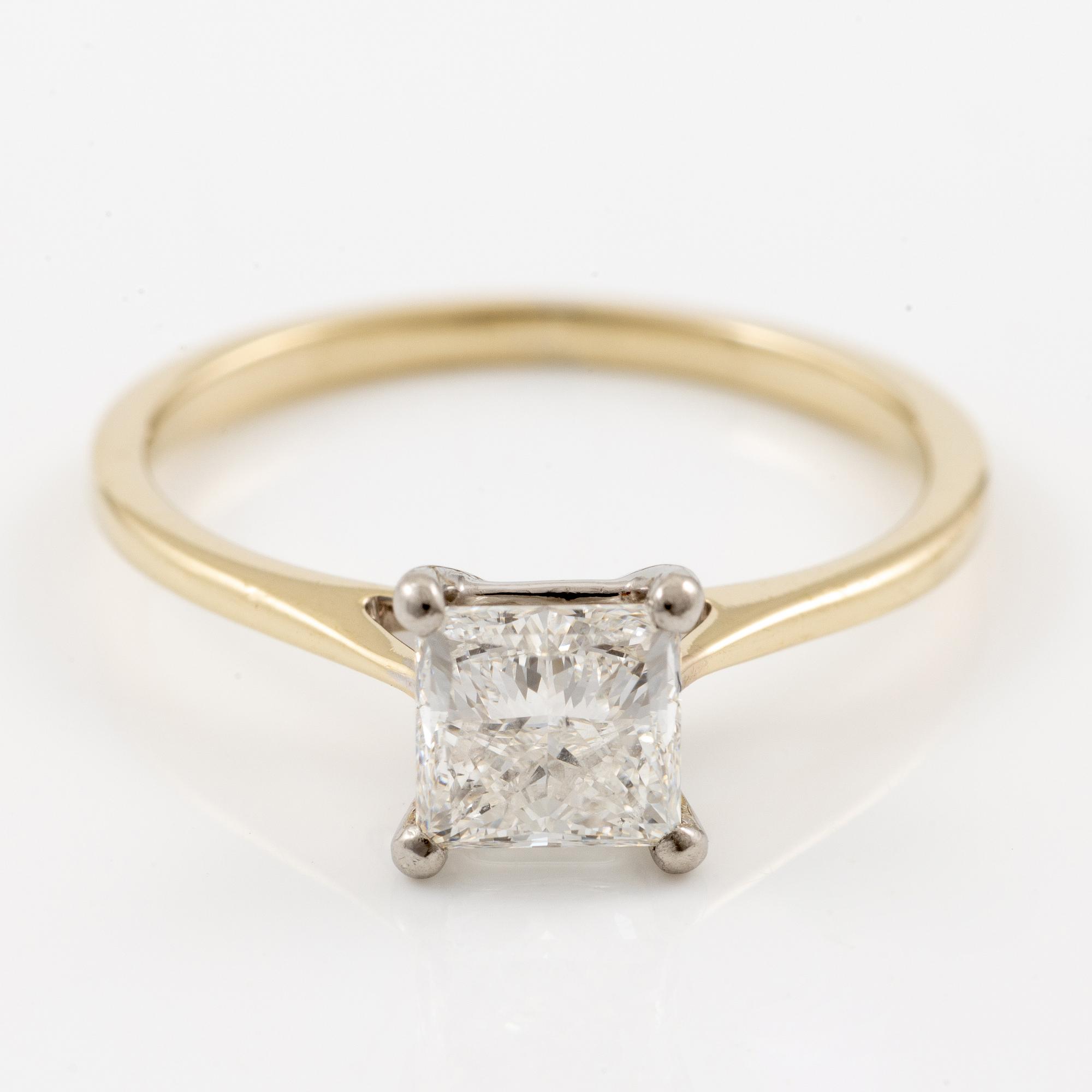 Ring, 18K gold with princess-cut diamond 1.02 ct.