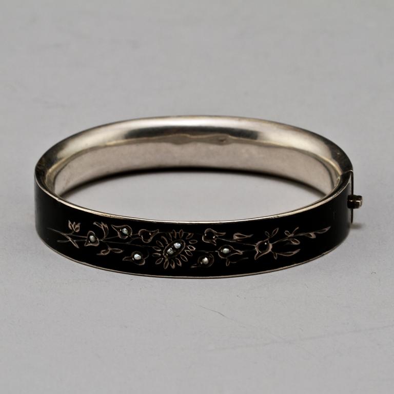 ARMLÄNK, silver samt svart emalj och små odlade pärlor, Johan Pettersson Stockholm, 1900-tal. Vikt 21 g.