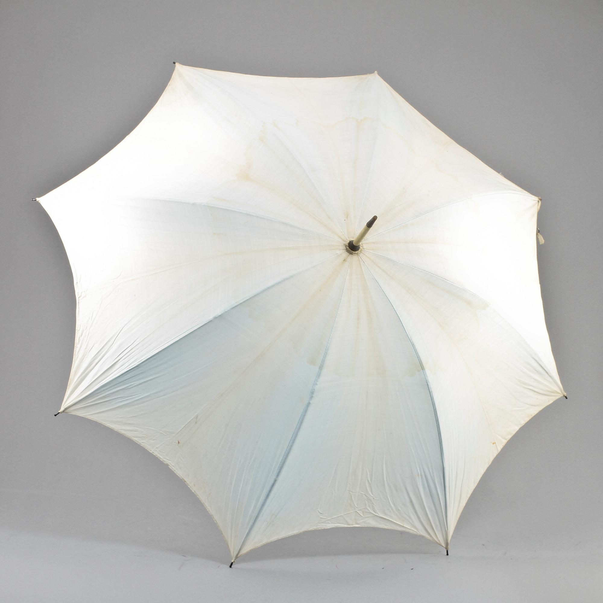 PARASOLLER, 8 st, samt DOMPTÖRPISKA, 1900-tal.