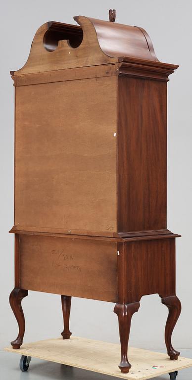 BYRÅ, "Tallboy", Henkel Harris, Virginia Galleries, omkring 1900-talets mitt, brännmärkt.