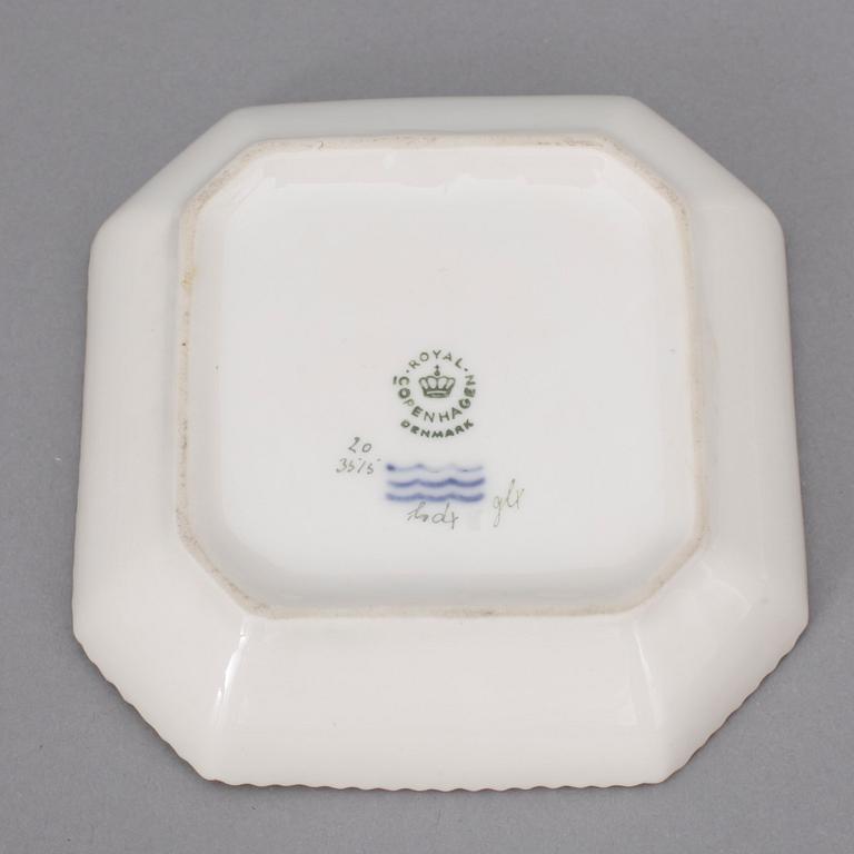 CREMEKOPPAR MED FAT, ett par, porslin, "Flora Danica", Royal Copenhagen.