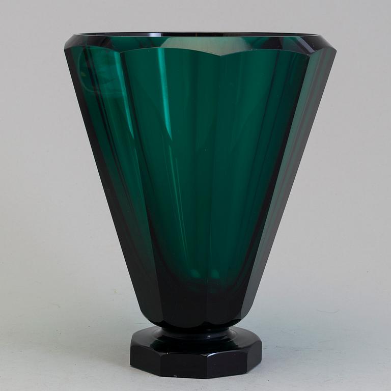 ELIS BERGH, green glass vase, Strömbergshyttan 1935.