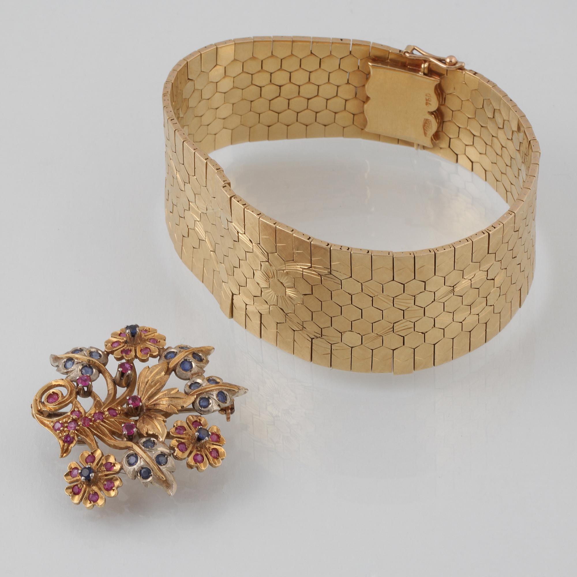 ARMBAND SAMT BROSCH, 18K guld med fasettslipade blå safirer och rubiner, Italien. Vikt 84,6 gram.