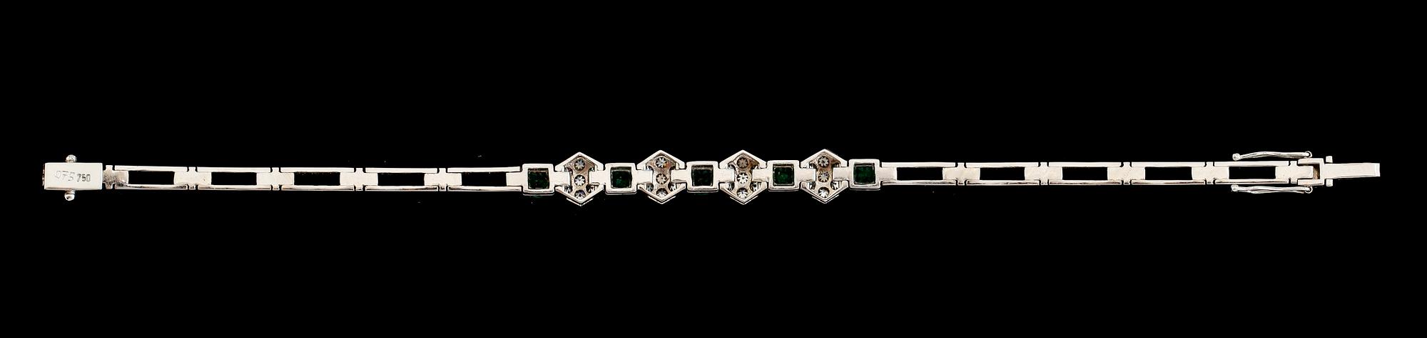 ARMBAND, 18K vitguld, med åttkantslipade diamanter tot ca 0.75 ct samt smaragder. Vikt ca 17 g.
