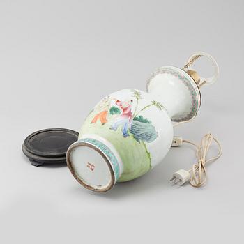 A late 19th/early 20th century Chinese porcelain table lamp.