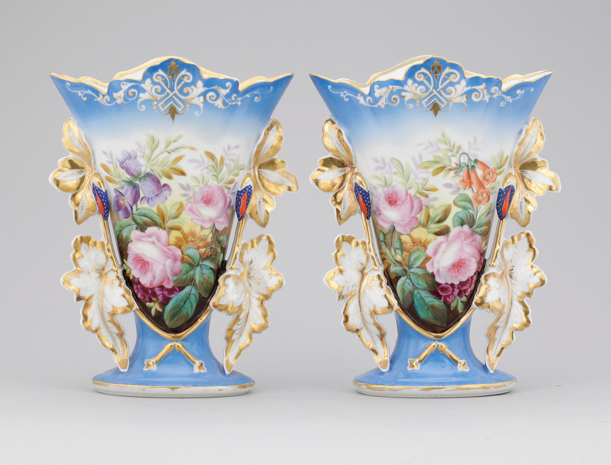 PRAKTVASER, ett par, porslin, 1800-tal.