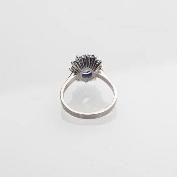 RING, 18 k vitguld med safir ca 2.50 ct. Tillverkad av Stigbert, Heribert Engelbert, Stockholm, 1986. Vikt ca 4,5 g.