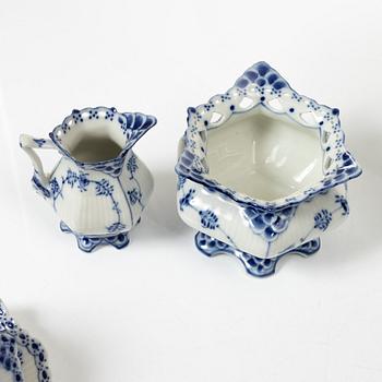 Royal Copenhagen, mockaservis, porslin, 31 delar, "Musselmalet", mestadels helblond.