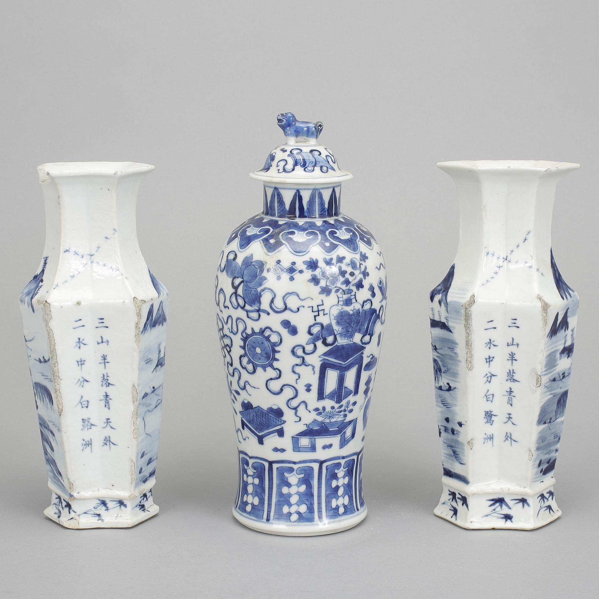 LOCKURNA samt VASER, 2 st, porslin, Kina. 1800/1900-tal.