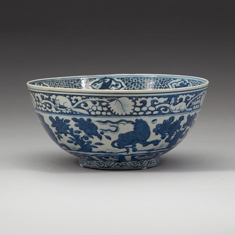 A large blue and white bowl, Ming dynasty, Wanli (1572-1620).