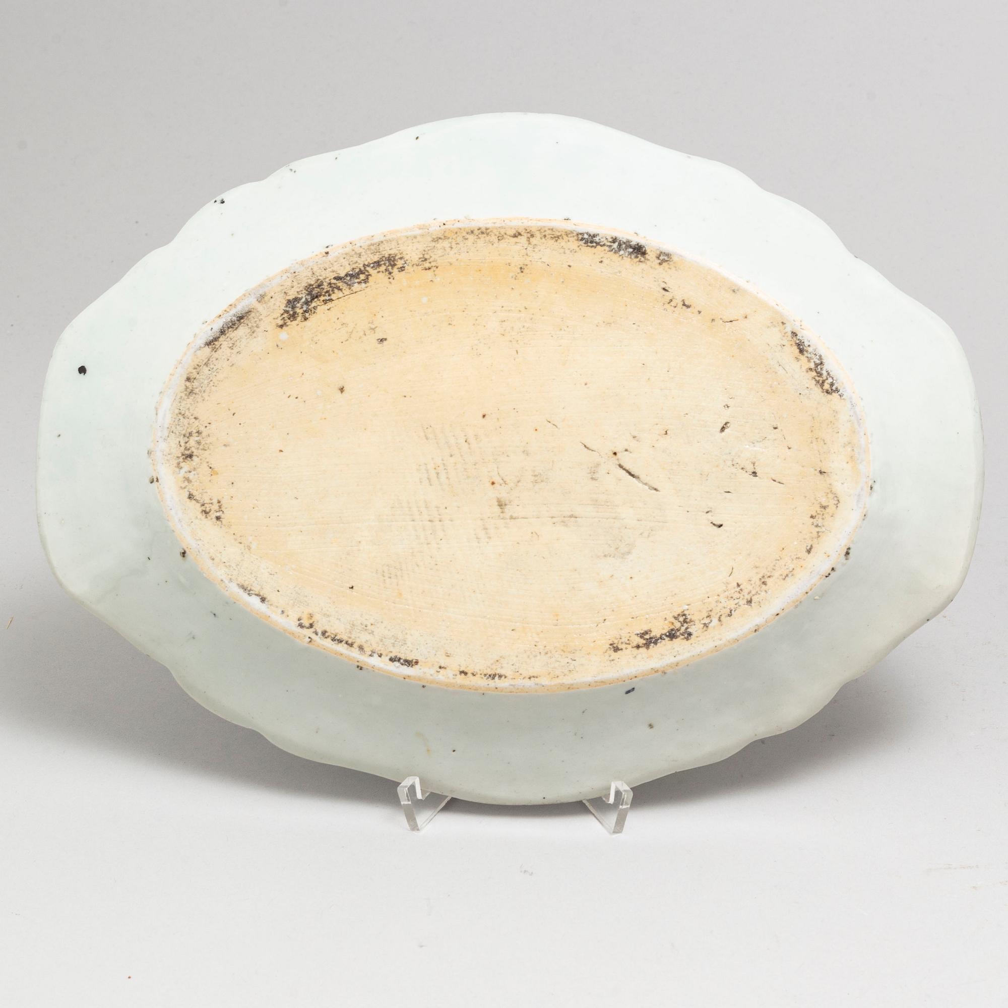 A blue and white export porcelain tureen with cover and a serving dish, Qing dynasty, Qianlong (1736-95).