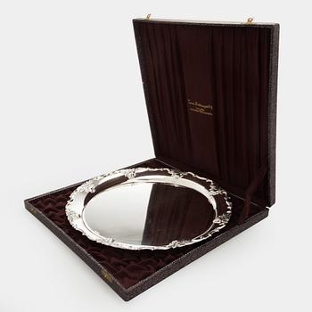 Tarjotin, hopeaa, Auran Kultaseppä Oy, Turku 1976.