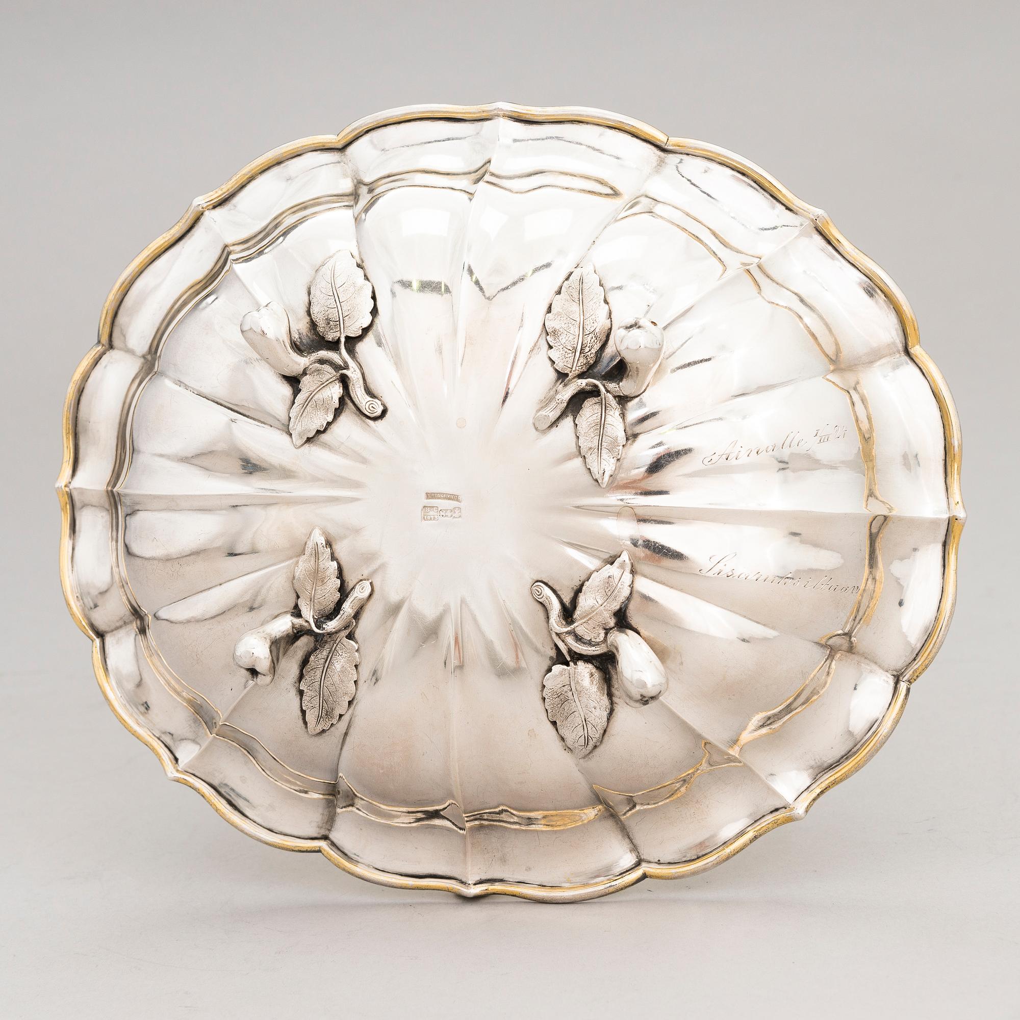 A parcel-gilt breadbasket, mark of Hlebnikov (Хлебников), Moscow 1873.