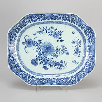 A large blue and white export porcelain serving dish, Qing dynasty, Qianlong (1736-95).