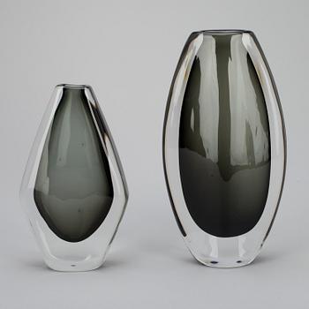 VASER, 2 st, glas, signerade Orrefors 3538/728 och 3595/1, Nils Landberg. 1900-talets senare hälft.