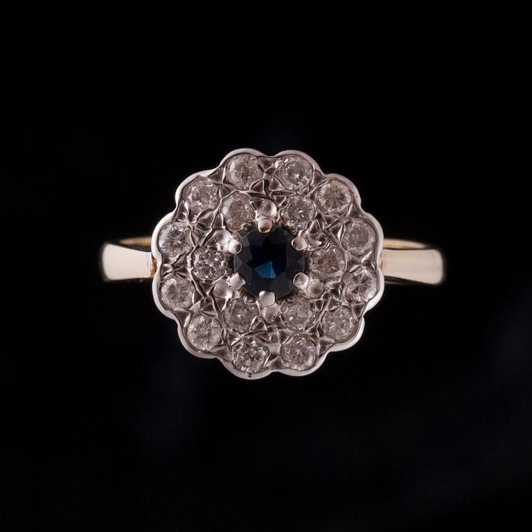 RING, 14K guld, briljantslipade diamanter, safir. Vikt ca 5,4 g.