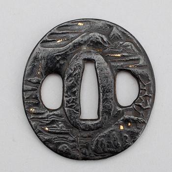 TSUBA, metall, Japan, signerad Jakushi, 1800-tal.