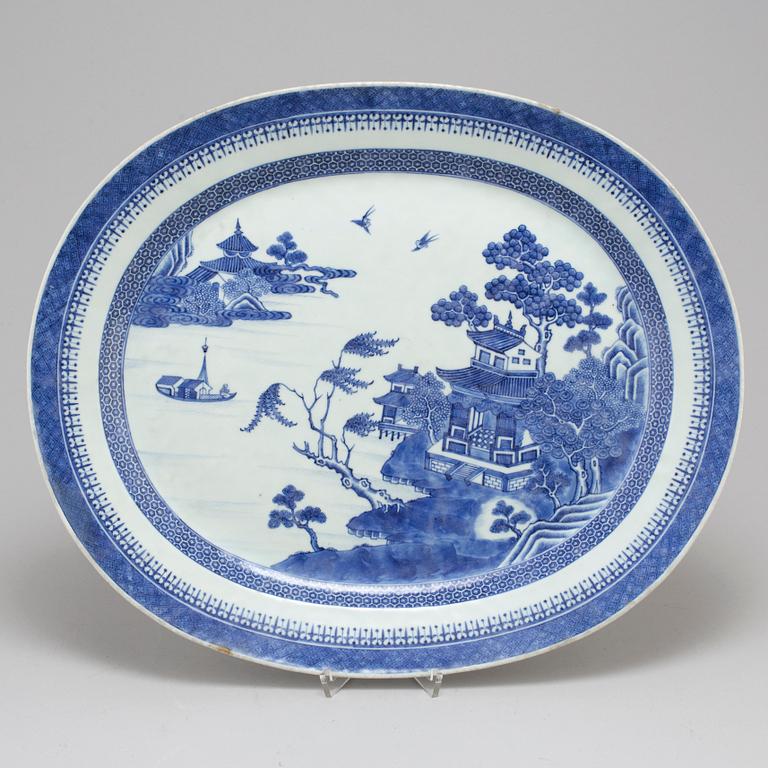 A large blue and white serving dish, Qing dynasty, Qianlong (1736-95).