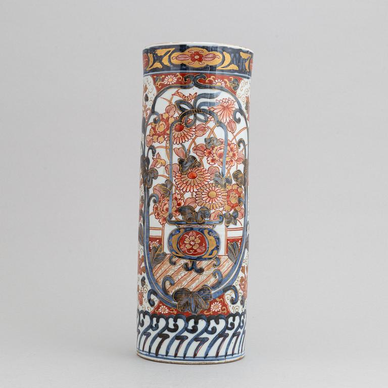 A japanese porcelain vase, Imari, 19th century.