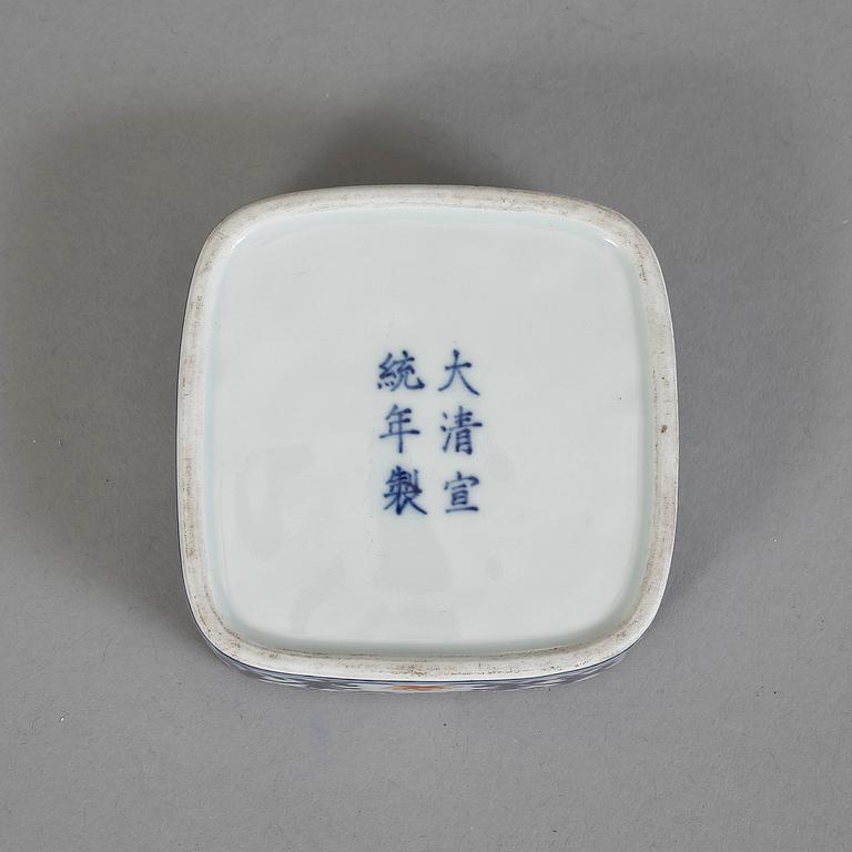 ASK med LOCK, porslin. Kina, 1900-tal.
