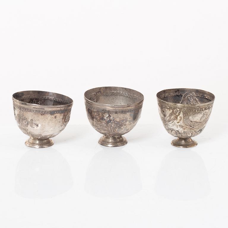 Skålar, tre stycken samt tre bägare och figurin, metall, Centralasien.