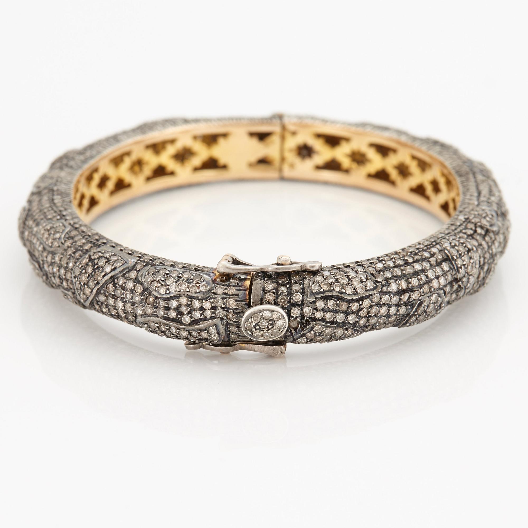 ARMRING med åttkantslipade diamanter.