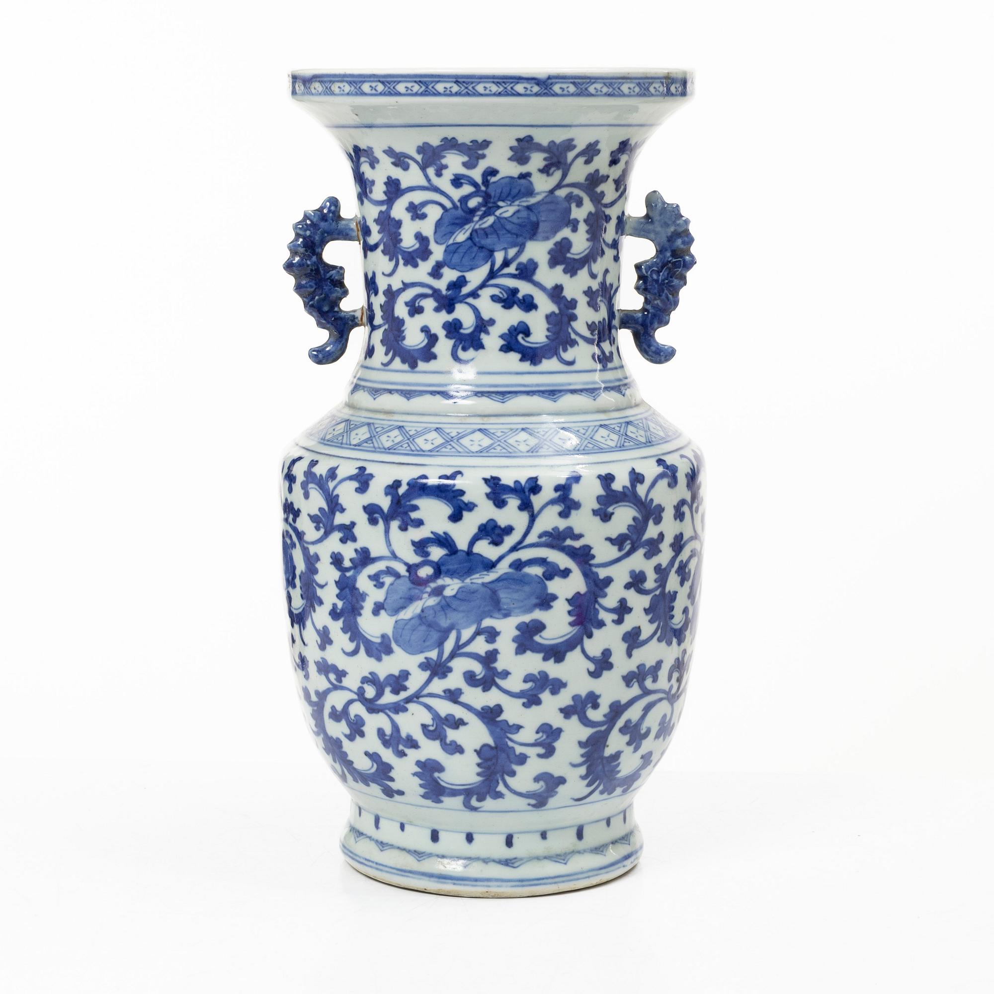 A blue and white porcelain vase, China, Qing dynasty, 19th century.