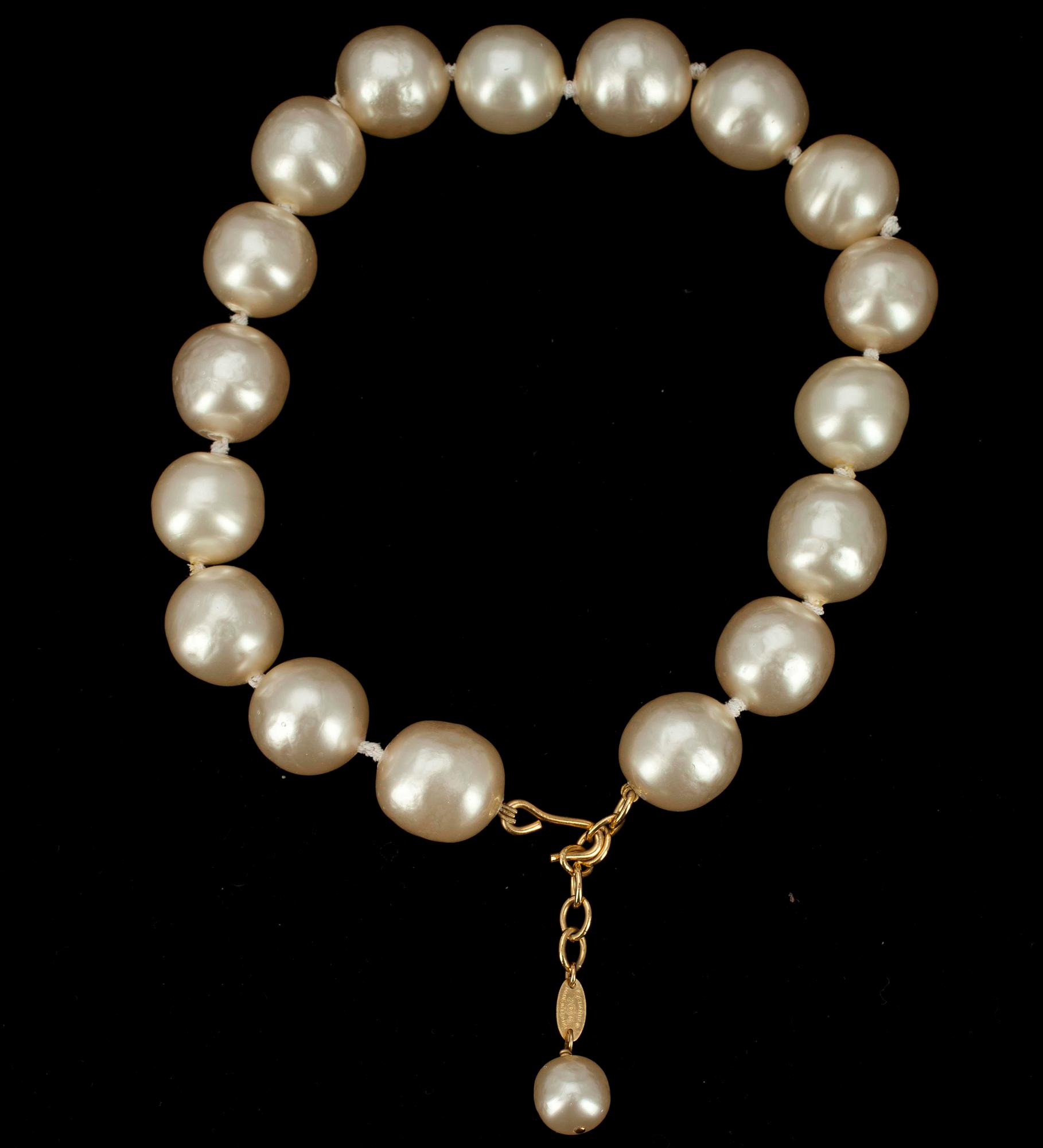 COLLIER MED ÖRHÄNGEN, gulmetall och fashionpärla, Chanel.