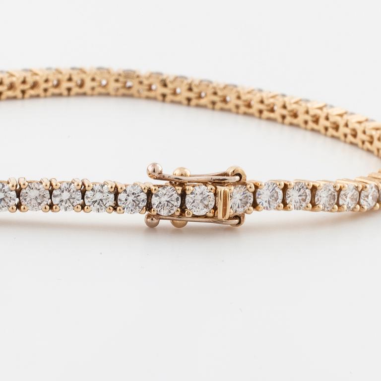 A brilliant cut diamond bracelet.