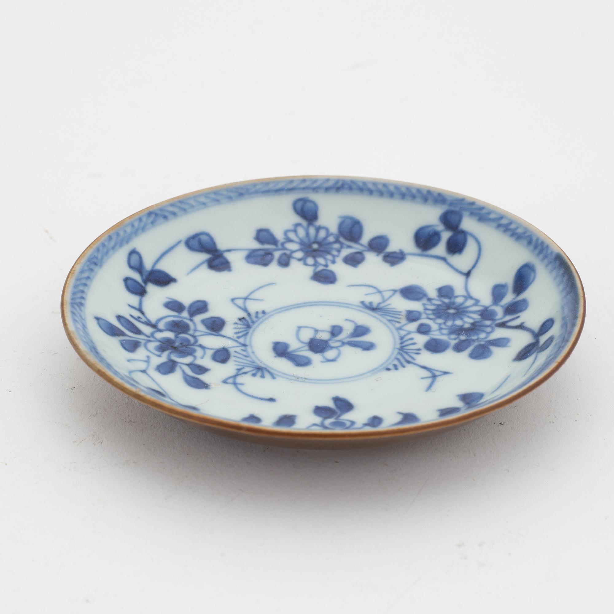 A group of eight blue and white and capuciner glazed dishes, Qing dynasty, Kangxi (1662-1722). "The Ca Mau Shipwreck".
