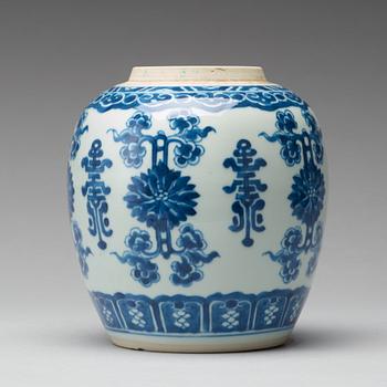 A blue and white jar, Qing dynasty, Kangxi (1662-1722).