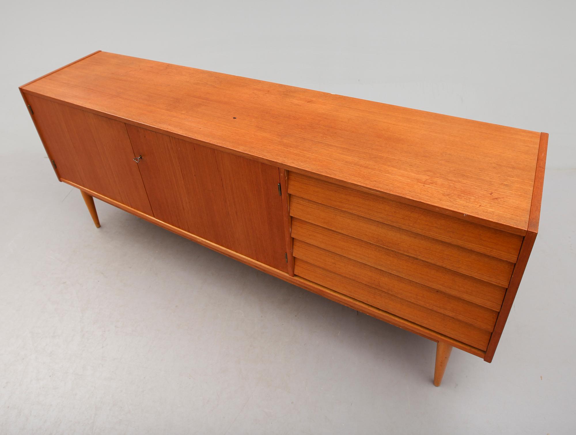 SIDEBOARD, 1900-talets mitt.