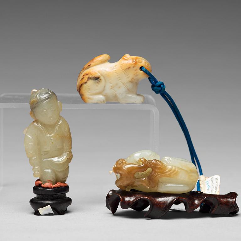 FIGURINER, tre stycken, nefrit. Qingdynastin.