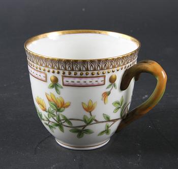 KOPPAR MED FAT samt ASSIETTER, 6+6 st, porslin. "Flora Danica" Royal Copenhagen, "Hausmalerei" på license.