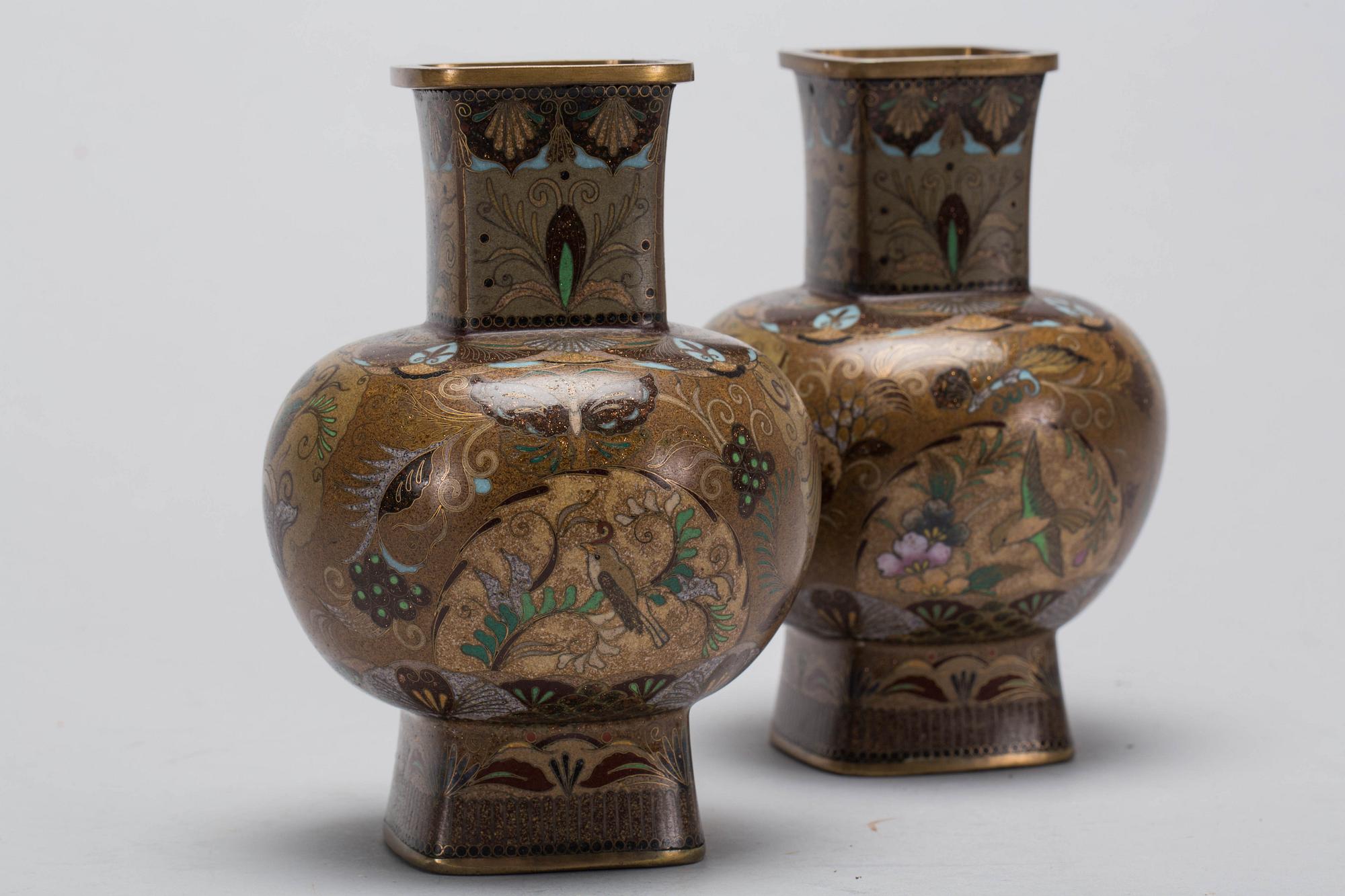 VASER, ett par, cloisonnè, 1900-tal.