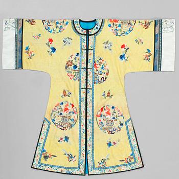 A ROBE, pattern woven and embroidered silk. Height 119,5 cm. China late Qing dynasty.