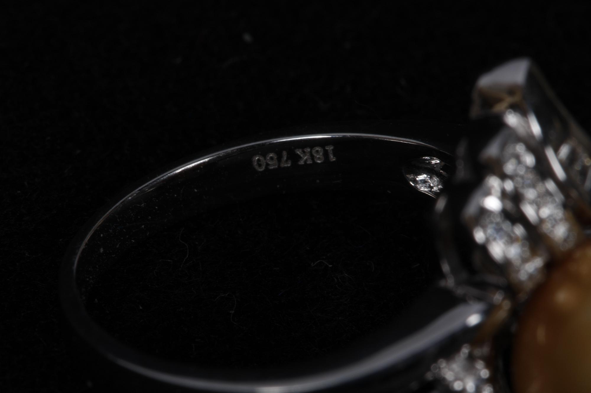 RING, 18k vitguld med briljanter, 0.38 ct enligt gravyr, och gul pärla. Tot 8 g.